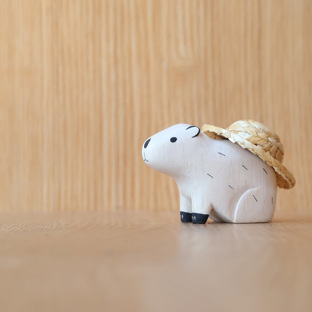 あついねぇ。

＼夏限定のぽれぽれ動物登場／
毎年大人気の夏限定のぽれぽれ動物。
かわいい海の生き物たちが勢揃いしました！
モノトーンの定番ぽれぽれと違って優しい色合いも特徴です。
シャチやサメ、アザラシにクマノミ、どれも今しかない限定品です。
https://online.poletoko.com/?mode=grp&gid=937367

ギフトに人気の季節のコバコには、カエルとあじさいの「雨やどり」が登場。
しっとりとした彩りが素敵です。個数限定での販売となります。

ポレトコオンラインストアには、ぽれぽれ動物全てのラインナップが揃っています。
他にも人気の恐竜や干支シリーズなど、かわいい手作り木彫り製品をぜひご覧ください。
http://online.poletoko.com/

#PoLeToKo #ポレトコ #ぽれぽれ動物 #神戸雑貨屋 #polepoleanimal #カピバラ #capybara #animal