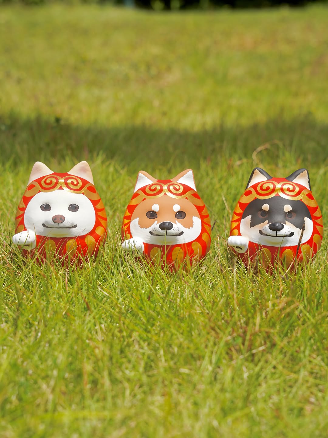 芝生の上に並べると、なんだか本当に散歩しているみたいでした🐕

今月は、白柴、赤柴、黒柴の「柴犬だるま」を制作しています。

こうして並ぶと、柴犬たちの集会みたいですよね🐾

皆さんはどの柴だるまが気になりますか？
聞かせてもらえたら嬉しいです🙌
　
　
　
　

#柴犬 #赤柴 #黒柴 #白柴 #shibainu